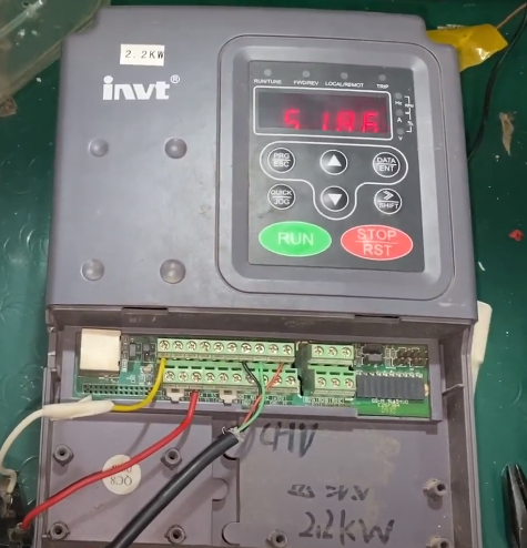 Sửa Biến tần 2.2kW INVT CHV100-2R2G-4 7533 Lỗi dừng đột xuất, khởi động lại 5' lại dừng trên hình lỗi OH2Sửa chữa Biến tần 2.2kW INVT    
Model:  CHV100-2R2G-4   Serial: 7533
Lỗi hay dừng đột xuất, tắt khởi động lại chạy được khoảng 5' lại dừng, khi dừng trên hình báo lỗi OH2
