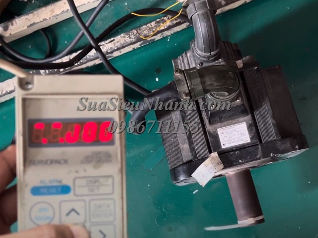 Chạy thử AC SERVO MOTOR 1800W YASKAWA    Model:  SGMG-20ASA   Serial: 8B82