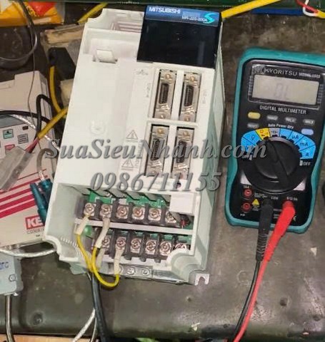 Sửa AC SERVO DRIVER MITSUBISHI 2kW MR-J2S-200A 0058 Lỗi AL-32 Lỗi chập mạch điều khiển công suất Sửa chữa AC SERVO DRIVER MITSUBISHI 2kW Model: MR-J2S-200A Serial: 0058 Lỗi AL-32 Lỗi chập công suất và mạch điều khiển công suất. Động cơ gửi kèm kiểm tra chập quận dây