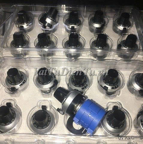 Núm biến trở chia mức 3590S lỗ tay vặn 6.35mm; Mã: XSN-III-6.35X; Kích thước: Đường kính ngoài: 22mm, cao 25mm; Keywords: núm vặn biến trở 3590S, núm vặn chiết áp 3590s