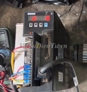 Sửa AC SERVO DRIVER WEIDE 2.3kW WD30B230L4MW C130 Lỗi động cơ cứng và chạy thì nhích chậm rồi dừng Sửa chữa AC SERVO DRIVER WEIDE 2.3kW Model: WD30B230L4MW Serial: C130 Lỗi động cơ cứng và chạy thì nhích chậm rồi dừng Phụ kiện kèm theo: AC SERVO MOTOR Model: 130ST-M15015 Serial: 0158; 2 cáp
