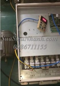 Sửa Biến tần V&T 55kW E5-H-4T55GA 0002 Lỗi treo màn hình do vỉ CPU; Sửa chữa Biến tần V&T 55kW; Model: E5-H-4T55GA Serial: 0002; Lỗi treo màn hình do vỉ CPU, mạch đã bị sửa chữa trước đó (sửa lỗi này có thể mất chương trình)