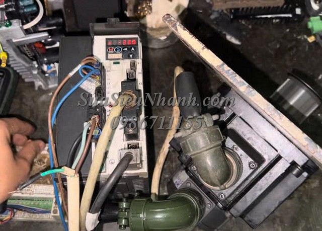 Sửa AC SERVO MOTOR Panasonic 1kW MDME102GCGM 679N Lỗi Err.21.0 Sửa chữa AC SERVO MOTOR Panasonic 1kW Model: MDME102GCGM Serial: 679N Lỗi Err.21.0 Phụ kiện kèm theo: AC SERVO DRIVER Panasonic 1kW Model: MDDHT3530E02 Serial: 548N; cáp