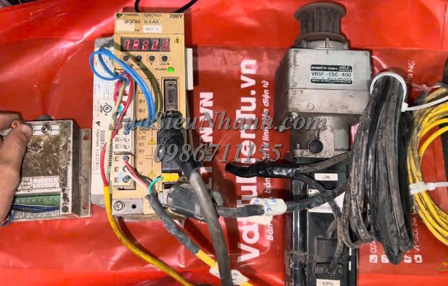 Sửa AC SERVO DRIVER 0.4kW YASKAWA SGDH-04AE 0288 Lỗi A.C9 do motor Sửa chữa AC SERVO DRIVER 0.4kW YASKAWA Model: SGDH-04AE Serial: 0288 Lỗi A.C9 do motor Phụ kiện kèm theo: AC SERVO MOTOR 400W YASKAWA Model: SGMAH-04AAA21-E Serial: 0012; Hộp số 1:15 SHIMPO-Nidec Model: VRSF-15C-400 Serial: 8656; 2 cáp