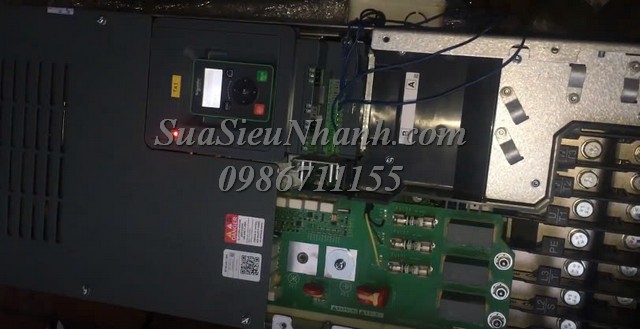 Sửa Biến tần Schneider Altivar 610 132kW (thiếu màn hình biến tần) ATV610C13N4 0594 Lỗi quạt không quay Sửa chữa Biến tần Schneider Altivar 610 132kW (thiếu màn hình biến tần) Model: ATV610C13N4 Serial: 0594 Lỗi quạt không quay, chập cháy mạch điều khiển quạt