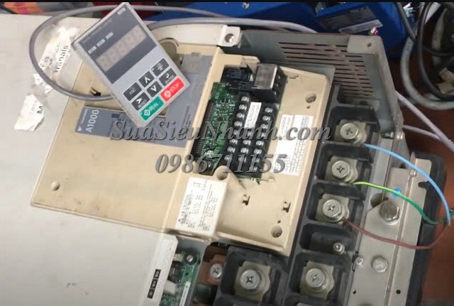 Sửa Biến tần 90kW/75kW YASKAWA A1000 CIMR-AT4A0165AAA 0002 Lỗi Cháy nổ tụ nguồn Sửa chữa Biến tần 90kW/75kW YASKAWA A1000 Model: CIMR-AT4A0165AAA Serial: 0002 Lỗi Cháy nổ tụ nguồn, chập cháy nổ bo công suất, công suất đo còn dùng được.