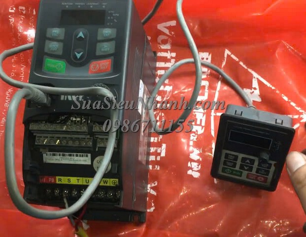 Sửa Biến tần INVT 1.5kW GD20-1R5G-4 4432 Lỗi gẫy giắc màn hình, đứt mạch Sửa chữa Biến tần INVT 1.5kW Model: GD20-1R5G-4 Serial: 4432 Lỗi gẫy giắc màn hình, đứt mạch