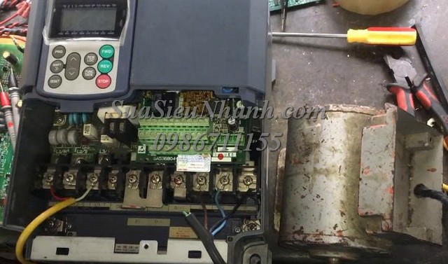 Sửa Biến tần Fuji 7.5kW Lift (không có màn hình biến tần) FRN7.5LM1S-4AA 017P Lỗi nguồn đầu vào Sửa chữa Biến tần Fuji 7.5kW Lift (không có màn hình biến tần) Model: FRN7.5LM1S-4AA Serial: 017P Lỗi nguồn đầu vào