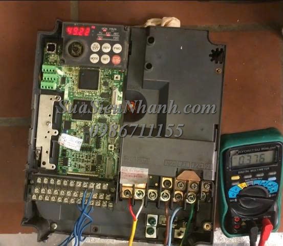 Sửa Biến tần MITSUBISHI 7.5kW FR-A720-7.5K-48 8048Lỗi E.OC1 Lỗi chập nổ và mạch điều khiển công suất Sửa chữa Biến tần MITSUBISHI 7.5kW Model: FR-A720-7.5K-48 Serial: 8048 Lỗi E.OC1 Lỗi chập nổ cống suất và mạch điều khiển công suất