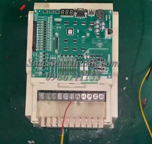 Sửa Biến tần điều khiển tích hợp thang máy Monarch 11kW NICE-L-C-4011 0102 Lỗi nguồn Sửa chữa Biến tần điều khiển tích hợp thang máy Monarch 11kW Model: NICE-L-C-4011 Serial: 0102 Lỗi nguồn