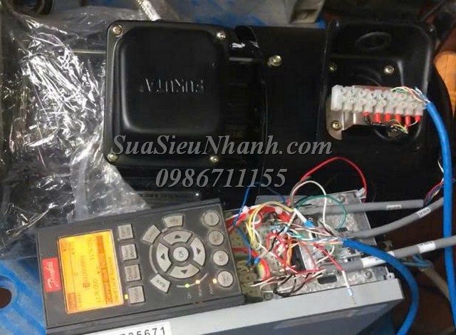 Sửa Biến tần Danfoss 2.2kW FC-302P2K2TE20H2BNCXXXS873XAXBXCXXXXDX A272 Sửa chữa Biến tần Danfoss 2.2kW Model: FC-302P2K2TE20H2BNCXXXS873XAXBXCXXXXDX Serial: A272 Lỗi động cơ kêu, nóng, chạy hơi dơ vòng bi Phụ kiện kèm theo: AC SERVO MOTOR FUKUTA Model: TFVF Serial: 5347; Điện trở nhôm R.XLG.0400.0150.9999H-J