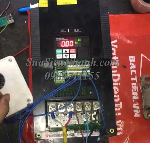 Sửa Biến tần HITACHI WJ200 5.5kW WJ200W-055HFC 2521 Lỗi chập cháy vỉ CPU Sửa chữa Biến tần HITACHI WJ200 5.5kW Model: WJ200W-055HFC Serial: 2521 Lỗi chập cháy vỉ CPU