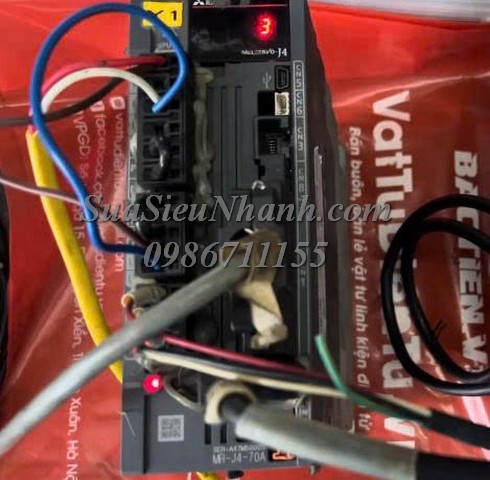Sửa AC SERVO DRIVER 750W MITSUBISHI MELSERVO-J4 MR-J4-70A 0005 Lỗi đơ màn hình, do vỉ CPU Sửa chữa AC SERVO DRIVER 750W MITSUBISHI MELSERVO-J4 Model: MR-J4-70A Serial: 0005 Lỗi đơ màn hình, do vỉ CPU