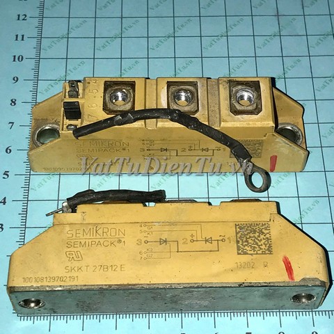 SKKT27B12E Module Thyristor SCR 27A 1200V SEMIKRON (HTM); Mã: SKKT27B12E; Kiểu chân: Module bắt vít; Thương hiệu: Semikron; Xuất xứ: Hàng tháo máy; Hàng tương đương: SKKT27/12E, SKKT27B12E SCR 27A 1200V, Thyristor Module 27A 1200V